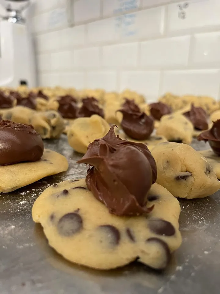Bandeja de cookies con pepitas de chocolate coronadas con Nutella